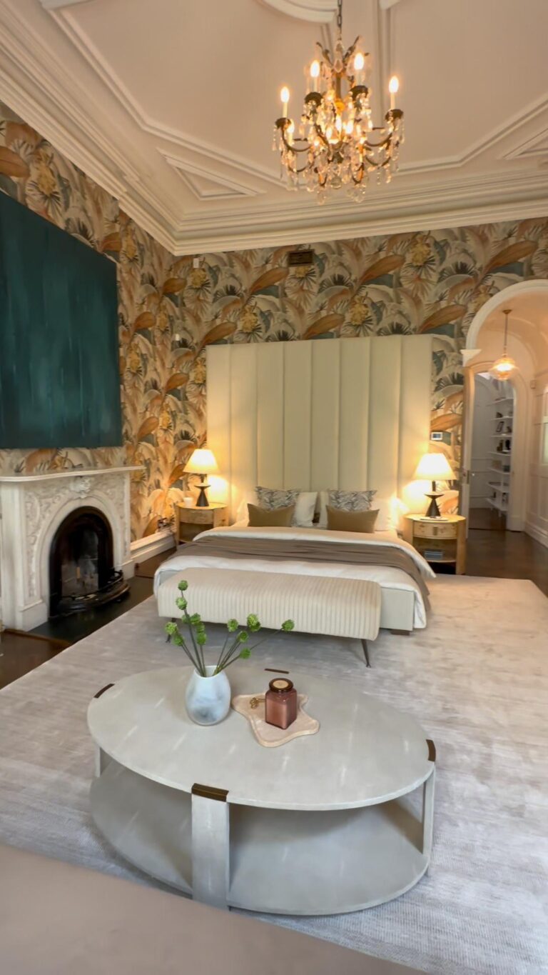 Flower wall paper for classic bedroom