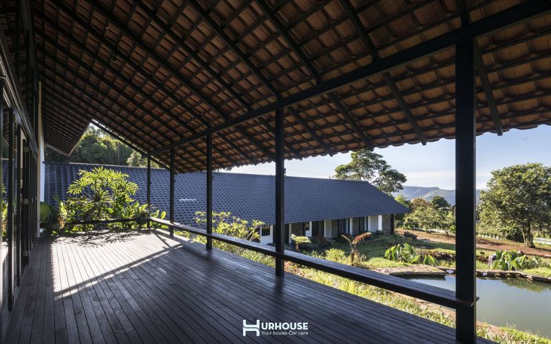 Thiết kế mái dốc nổi bật, đảm bảo phù hợp với thiên nhiên nơi đây