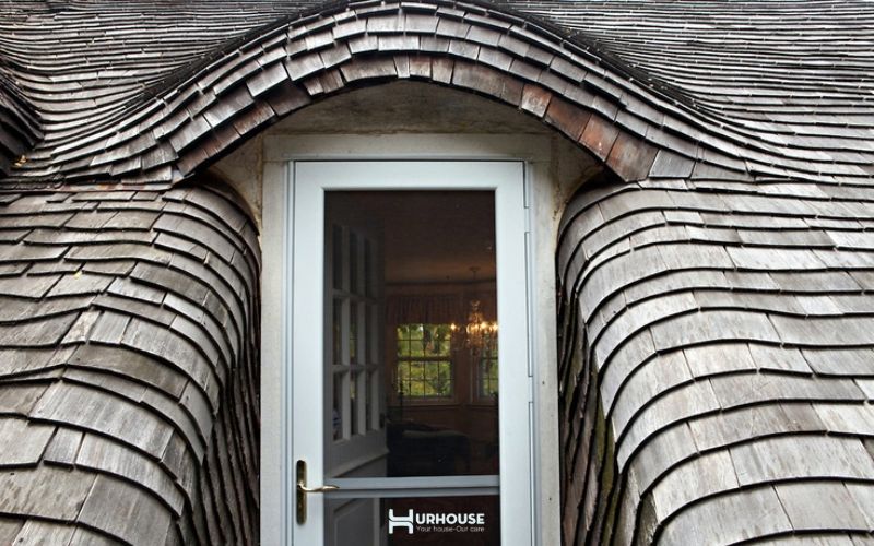 SUSTAINABLE STEPS: CHOOSING ECO-FRIENDLY ROOFING MATERIALS 5 gỗ là vật liệu lợp mái thân thiện được sử dụng từ rất lâu