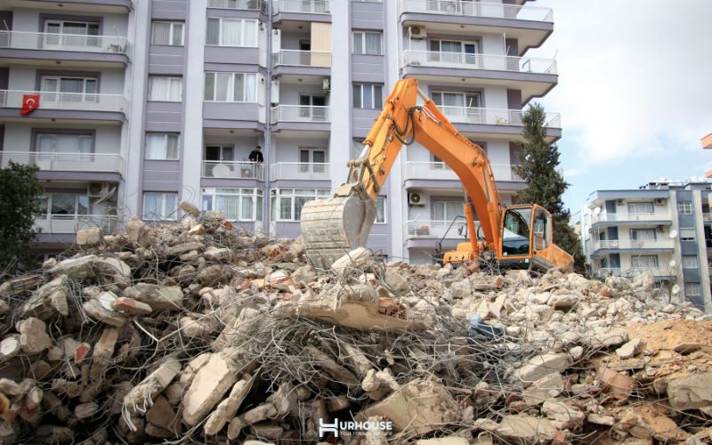 SUSTAINABLE STEPS: CHOOSING ECO-FRIENDLY ROOFING MATERIALS 2 Hàng triệu tấn rác thải xây dựng thải ra môi trường mỗi năm