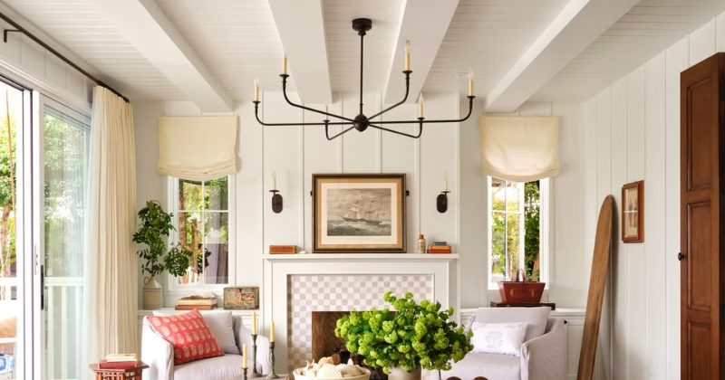 Đèn chùm trang trí phòng khách biệt thự vườn với thiết kế mở ra sân vườn