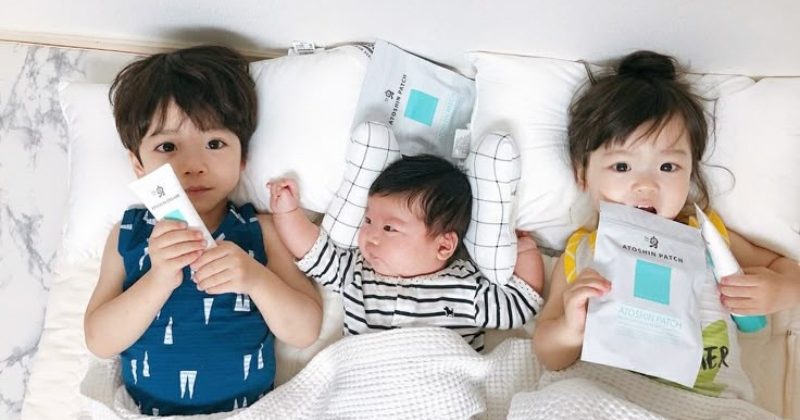 Hai bé cùng sinh hoạt trong phòng ngủ thiết kế theo phong cách hiện đại, sáng tạo và thân thiện với trẻ nhỏ