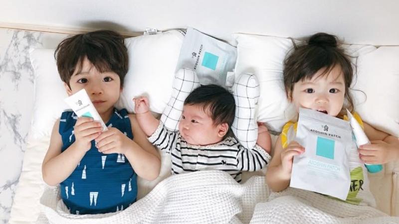 Hai bé cùng sinh hoạt trong phòng ngủ thiết kế theo phong cách hiện đại, sáng tạo và thân thiện với trẻ nhỏ