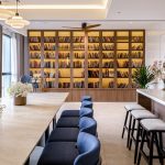 Không gian mở ngập tràn ánh sáng tự nhiên tại penthouse The Antonia với thư viện sách, đảo bếp và bàn dài liên kết liền mạch
