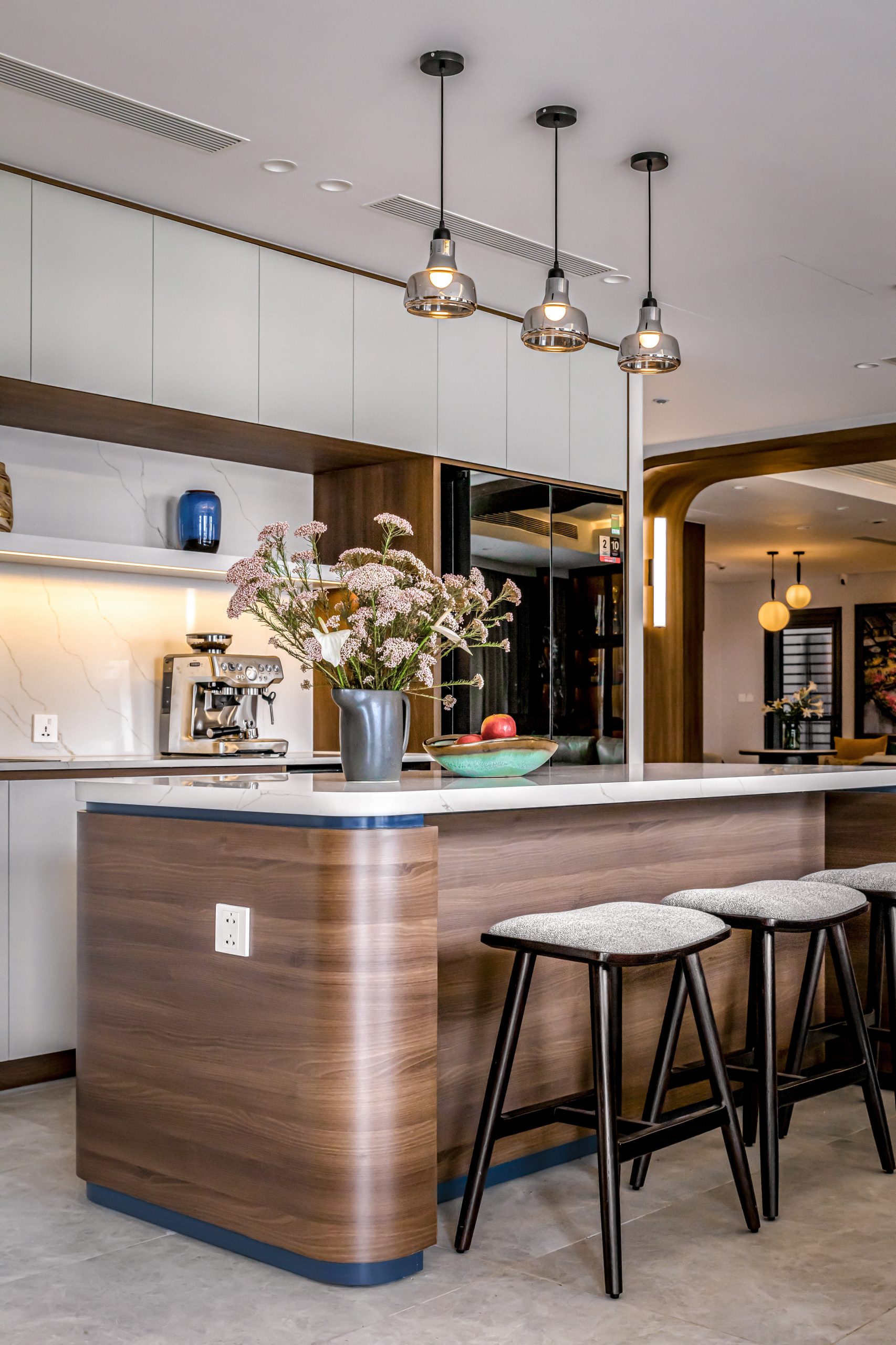 Bếp khô trong thiết kế villa cao cấp với tủ âm, máy pha cà phê và không gian mở kết nối phòng khách