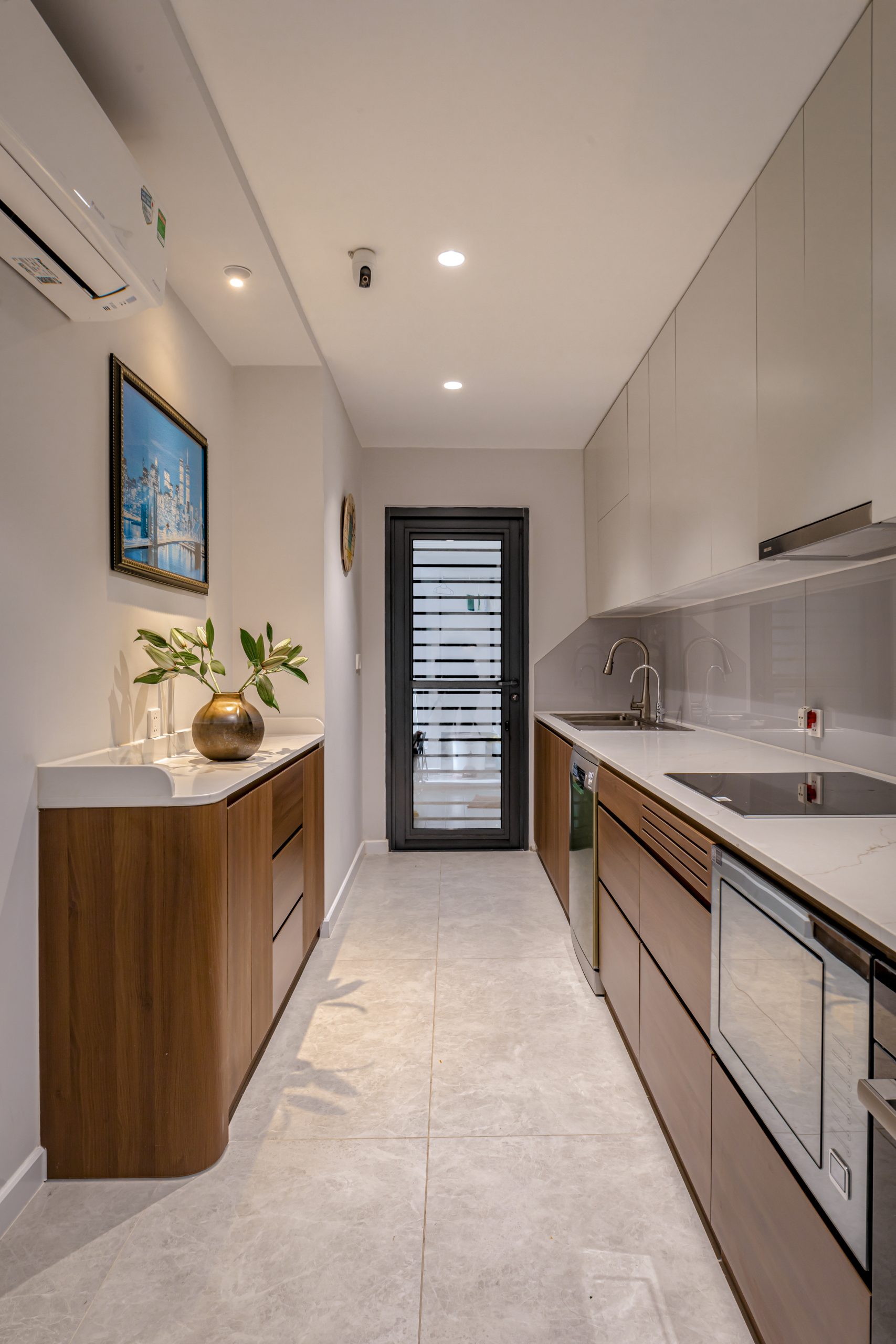 Bếp ướt với inox, bếp gas công suất lớn và hệ hút mùi mạnh trong thiết kế resort